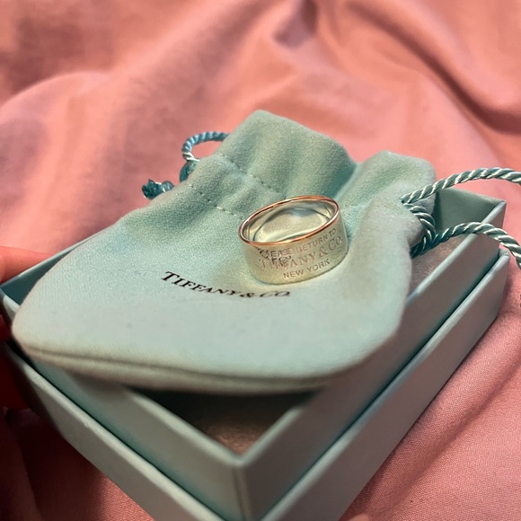 Tiffany & Co. return to Tiffany wide band. 10mm size 9.5 - Picture 4 of 5